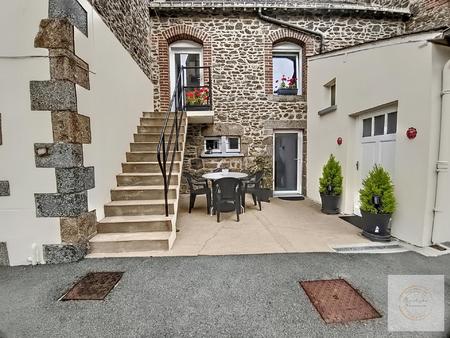 charmante maison de ville de 130 m² avec cour privative à grazay