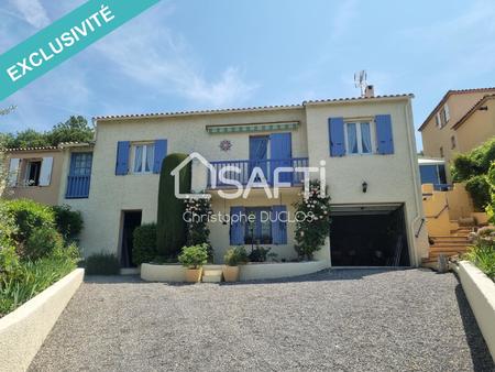 maison traditionnelle avec garage et jardin.