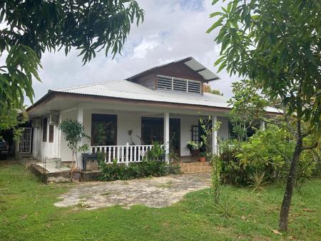 propriété comprenant villa  local indépendant  piscine et dépendances