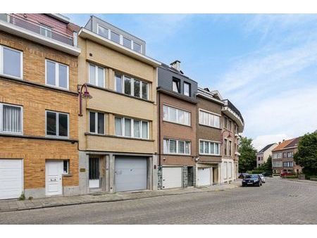 luxueux duplex de trois chambres avec terrasse ensoleillée.