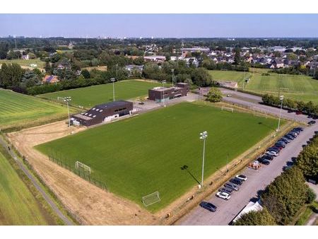 voetbalcomplex met 2 voetbalvelden  sport-en kantoorgebouw