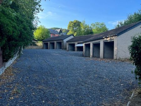 3 garages à 400 m' de la clinique sainte-elisabeth