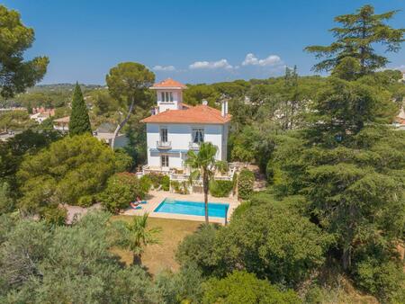 située dans le quartier recherché de boulouris  cette magnifique villa belle epoque est...