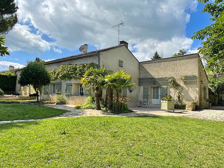 cette très belle maison de campagne est située dans un hameau calme. un beau jardin clotur