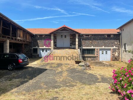 ancienne ferme avec nombreuses dépendances