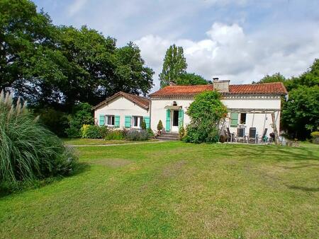 maison de campagne isolée avec deux chambres et une grange attenante