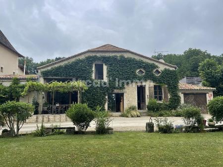 propriété avec maison principale  deux gîtes avec chacun sa piscine  dépendances agricoles