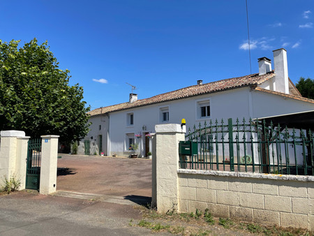 propriété récemment rénovée au cœur d'un hameau populaire avec 3/4 chambres et trois salle