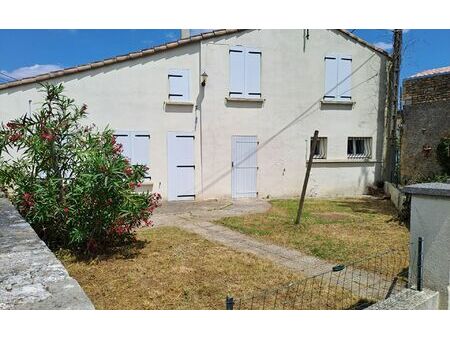 location maison  m² t-5 à corme-royal  820 €