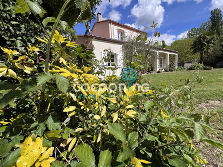 maison familiale dans un environnement verdoyant