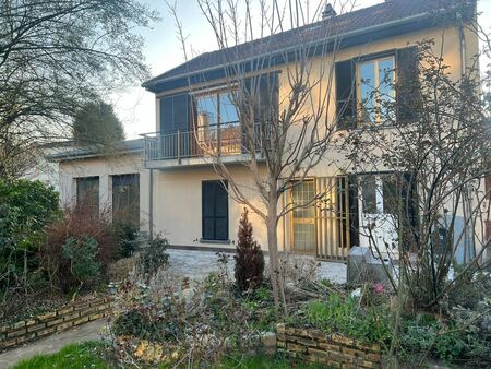 pavillon avec une grande terrain