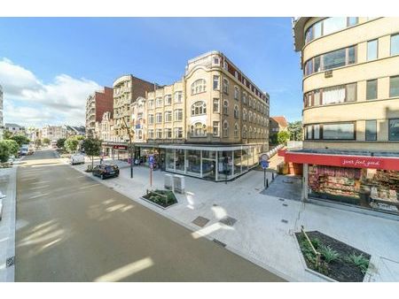 spacieux rez-de-chaussée commercial dans un emplacement priv