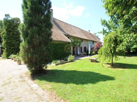 beau corps de ferme restaure dans un ecrin de verdure