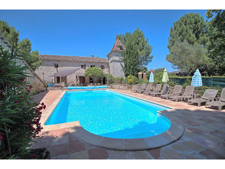 maison de caractère en pierre avec pigeonnier  piscine  et dépendances