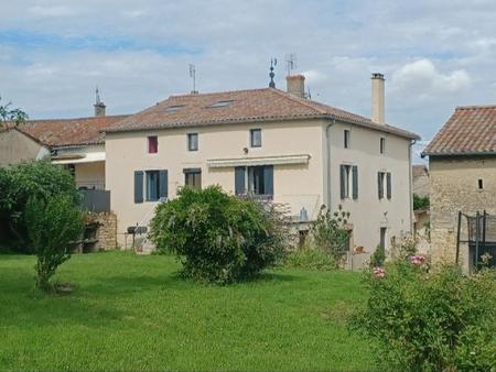 a découvrir cette grande maison de caractère qui a su garder son authenticité au coeur du 