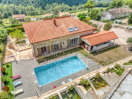 villa avec piscine dotée d'espaces "loftés"