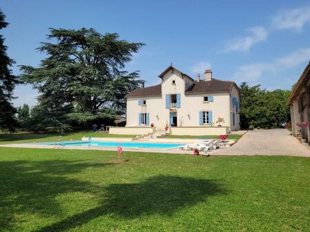 grande maison avec piscine  terrain et dépendances