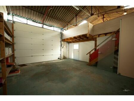 garage 50m2 avec espace de stockage 20m2