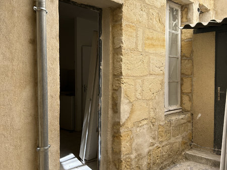 studio  sacré coeur dans petit immeuble pierre.