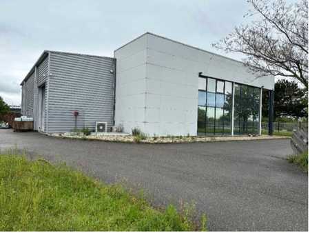 location d'entrepôt de 675 m² à décines-charpieu - 69150