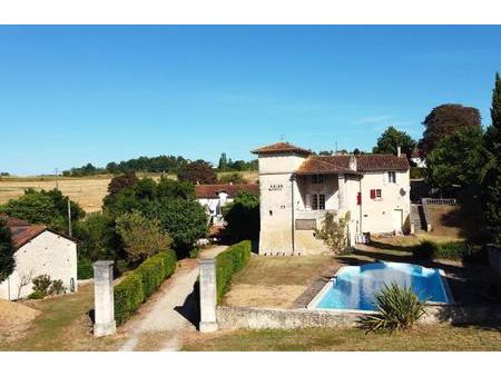 domaine historique exclusif : manoir du xiiie siècle restauré avec confort moderne en...