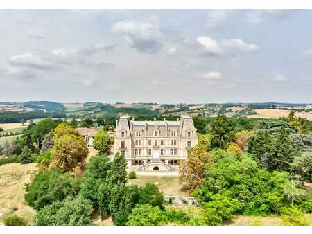 imposant château xixo - m.h. sur un territoire de 68 ha