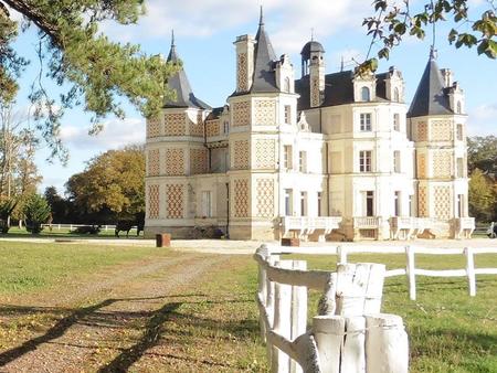 magnifique château du xixo siècle sur plus de 30 hectares clos