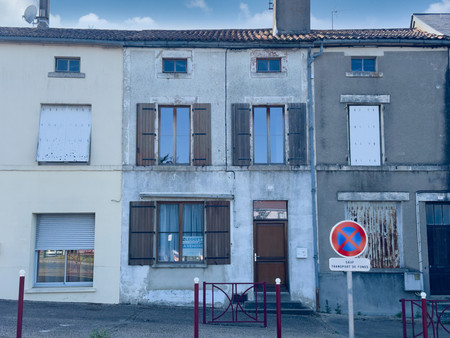 maison mitoyenne de 3 chambres. grand jardin à l'arrière avec grange. dans le centre de l'