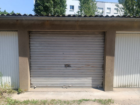 nantes - mairie de chantenay - grand garage extérieur.