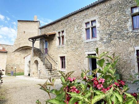 château médiéval restauré en grande partie  classé monument historique sur 46a 94c