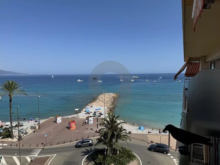 roquebrune bord de mer etage elevé studio vue mer terrasse