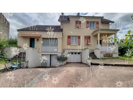 à vendre : maison divisée en 3 appartements (2 loués et 1 libre d'occupation)  garages et 