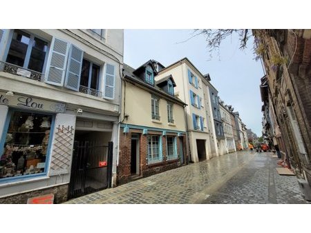 honfleur  à 200m du vieux bassin. une maison  deux appartements  un commerce ?