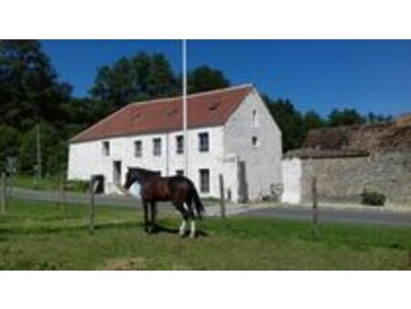 : chambres (15 à 24 m2) à louer dans corps de ferme au sein d’écuries de chevaux  proche g