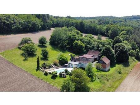 en périgord noir  ancienne fermette sur environ 80 m2 sans voisin proche  sur hauteurs  au