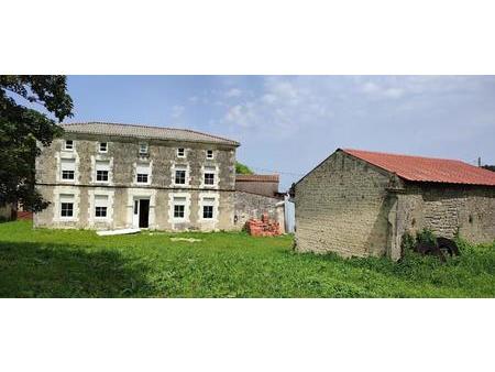 maison charentaise à rénover avec plusieurs dépendances et un grand jardin