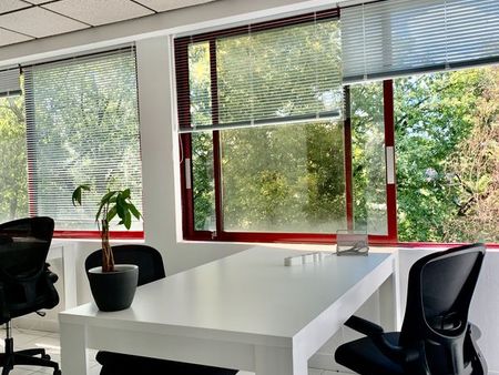 bureau privatif de 24 m² climatisé + espace détente/repas