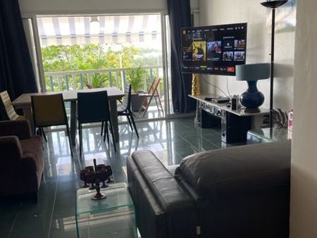 grand f3 luxueusement meublé avec vue sur le lagon  situé à la marina du gosier