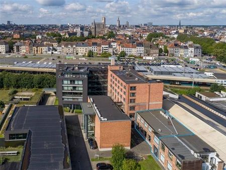 bureaux spacieux de 420m² avec une situation calme et centra