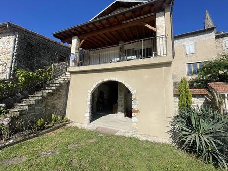 une maison en pierre rénovée de 199 m2 avec un jardin  une piscine et une vue...