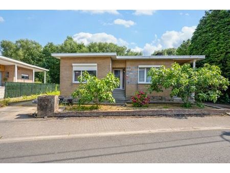 spacieux bungalow à rafraichir entièrement au sous-sol