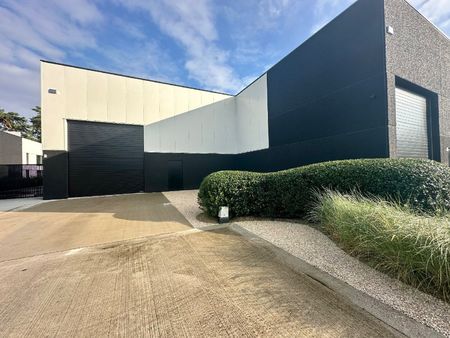 nieuwbouw kmo-unit van ca. 240m² met grote sectionaalpoort  aparte ingang en 4 staanplaats