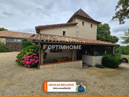 ferme avec 3 maisons et 2 piscines