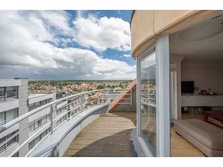 duplex - penthouse avec vue latérale sur la mer