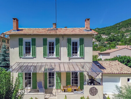 maison luxueusement rénovée et moderne de 3 chambres avec jardin ensoleillé dans un quarti