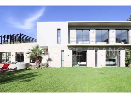 location villa 10 pièces 430 m²