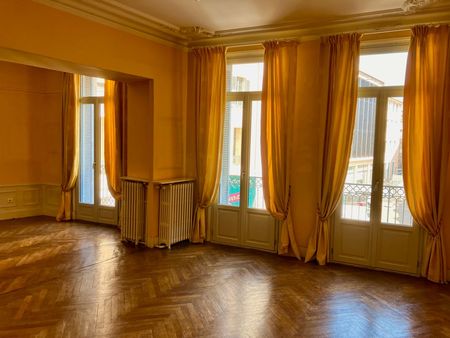 vaste appartement bourgeois en duplex à nîmes centre