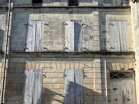 a saint-savinien  maison vue charente a rénover avec jardin