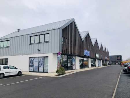 location de local commercial de 81 m² à fontenay-le-vicomte - 91540