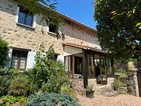 maison mitoyenne de 4 chambres avec grange  lac et magnifique jardin située dans un petit 